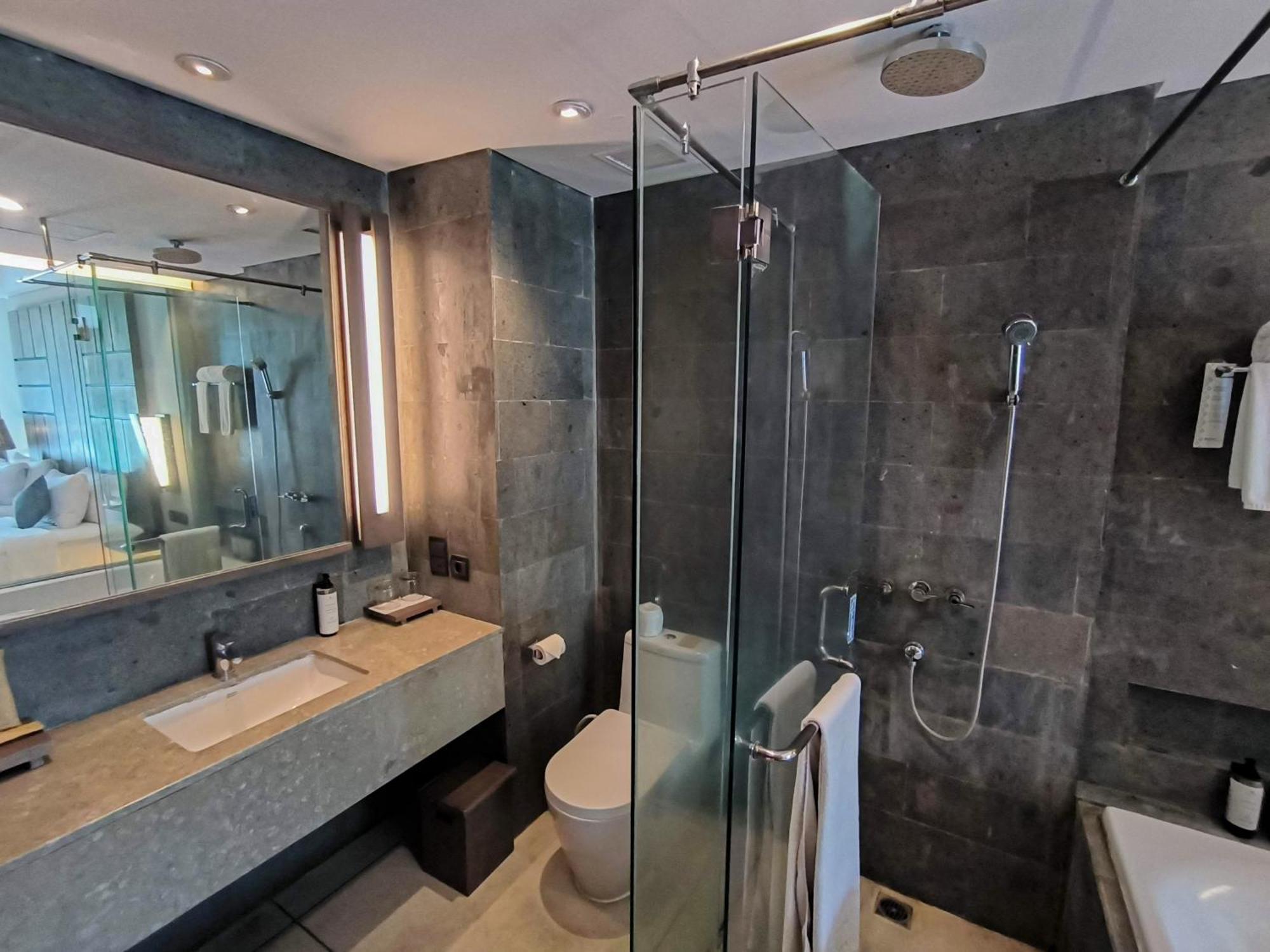 منتجع ويندام تامانساري جيفا بالي Siyut المظهر الخارجي الصورة A bathroom in a hotel